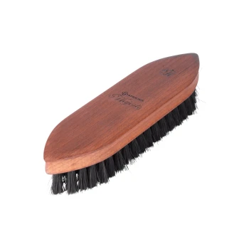 Holzbürste zur Pflege mit schwarzen Borsten, mit dem Text "Horses Majesty" auf dem Griff eingraviert.