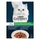 Purina Gourmet Katzenfutterverpackung mit der Aufschrift "Perle," mit einer flauschigen weißen Katze und verschiedenen Fleischoptionen in Sauce mit Gemüse.