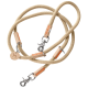 Eine beige Hundeleine aus strapazierfähigem Seil, mit Lederakzenten und orangefarbenen Nähten, mit Metallclips zur Befestigung.