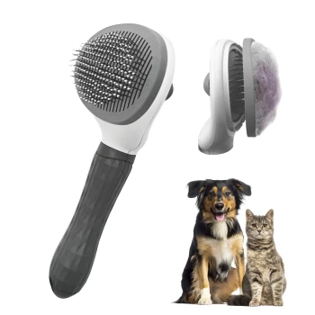 Eine doppelseitige Haustierpflegebürste mit einer Metallborstenseite und einer weichen Fellseite, neben einem Hund und einer Katze.