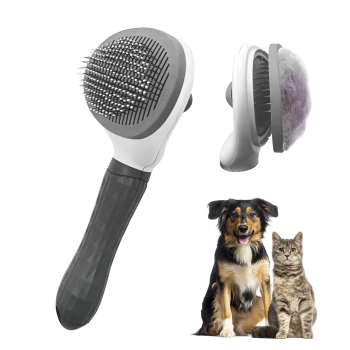 Eine doppelseitige Haustierpflegebürste mit einer Metallborstenseite und einer weichen Fellseite, neben einem Hund und einer Katze.