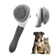 Eine doppelseitige Haustierpflegebürste mit einer Metallborstenseite und einer weichen Fellseite, neben einem Hund und einer Katze.