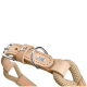 Eine Nahaufnahme eines beigen Hundegeschirrs mit orangefarbenen Nähten, ausgestattet mit einer Metallschnalle und einem silbernen 'HUNTER'-Logo-Anhänger.