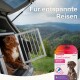Ein entspannter Hund in einem Auto mit offenem Tor, mit Blick auf eine malerische Aussicht. Eine "beaphar CaniComfort"-Box fördert die Reise-Stressbewältigung für Haustiere.