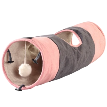 Un tunnel pour animaux de compagnie rose et gris avec des ouvertures aux deux extrémités et un jouet pom-pom suspendu à l'intérieur, conçu pour les chats ou les petits animaux.