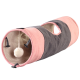 Een roze en grijze huisdier tunnel met openingen aan beide uiteinden en een hangend pom-pom speeltje binnenin, ontworpen voor katten of kleine huisdieren.