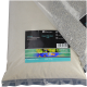 Zwei Taschen mit Aquariensubstrat, eine mit der Aufschrift "Ocean White Sand Fein" und Anweisungen auf Deutsch, und die andere mit feinem grauen Sand.