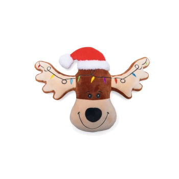 Plüsch-Rentier-Haustierspielzeug mit bunten Weihnachtslichtern an den Geweihen und rotem Weihnachtsmannhut auf weißem Hintergrund.