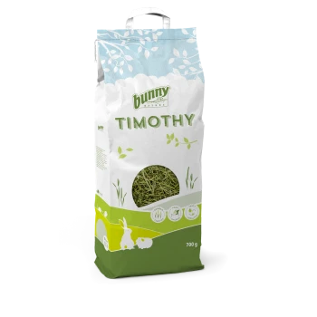 Eine 700g Tüte Bunny Nature Timothy-Heu, mit einem grün-weißen Design und Illustrationen eines Kaninchens und eines Meerschweinchens, beschriftet mit 'TIMOTHY.'