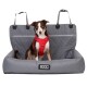 Ein brauner und weißer Hund mit einem roten Geschirr sitzt auf einem grauen Haustiersitzbezug mit einem gesteppten Design, mit dem Markenlogo "DOOG."