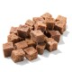 Ein Haufen kleiner, quadratischer Tierfutterwürfel in brauner Farbe, die weichen Leckereien für Hunde oder Katzen ähneln.