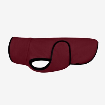 Weinroter Hundemantel mit schwarzem Besatz, entworfen, um Rücken und Brust zu bedecken, auf weißem Hintergrund dargestellt.