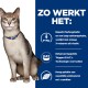 Een kat met een blauwe halsband zit naast tekst die de voordelen van een huisdierenvoer benadrukt: laag fosfor, omega-3's en hoge aminozuren.