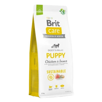 Tüte mit Brit Care Welpenfutter, beschriftet mit "Digest & Relax", mit Huhn- und Insektenzutaten, die gesundes Wachstum und Immunität fördern.