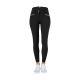 Schwarze Reitleggings mit hohem Bund, zwei Knöpfen und weißen Paspel-Details, kombiniert mit weißen Turnschuhen.