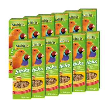 Affichage de 12 boîtes de bâtonnets de nourriture pour oiseaux MultiFit, avec des oiseaux colorés sur l'emballage, étiqueté "Sticks" avec des ingrédients de miel et de sésame.