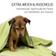 Ein kleiner Hund, eingewickelt in eine weiche, grüne Fleece-Decke mit grauem Rand, mit dem Text "EXTRA WEICH & KUSCHELIG" darüber.