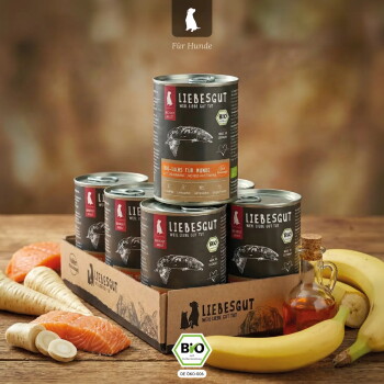 Stapel LIEBESGUT Hundefutterdosen in einer Schale mit Lachs, Bananen, Pastinaken und BIO‑Label; ‚Für Hunde‘ sichtbar.