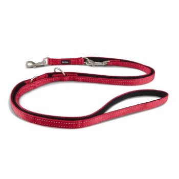 Rote Wolters Hundeleine mit reflektierenden Nähten und Metallclips, auf weißem Hintergrund zusammengerollt dargestellt.