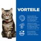 Eine getigerte Katze mit gelben Augen sitzt neben einem blauen Abschnitt, der Vorteile auflistet: Ballaststoffe gegen Haarballen, Vitamin E, Omega-6 und hochwertiges Protein.