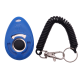 Blauer Haustiertraining-Klicker mit einem Pfotenabdruckdesign und einem spiralförmigen Handgelenkriemen, mit einem Metallclip zur Befestigung.