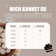 Tabelle der täglichen Futtermengen für Haustiere nach Gewicht, mit einer Schüssel Tabletten im Hintergrund. Text: 'MICH KANNST DU EINFACH VERFÜTTERN.'