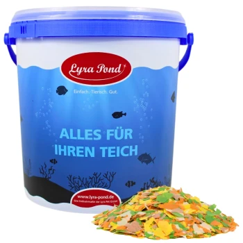 Ein blauer und weißer Eimer mit der Aufschrift "Lyra Pond" und dem Text "ALLES FÜR IHREN TEICH" steht neben einem bunten Haufen von Fischfutterflocken.