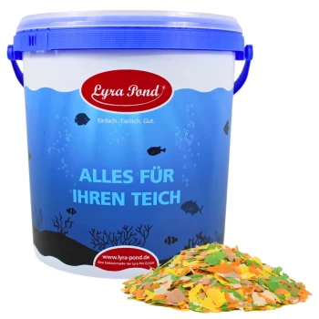 Ein blauer und weißer Eimer mit der Aufschrift "Lyra Pond" und dem Text "ALLES FÜR IHREN TEICH" steht neben einem bunten Haufen von Fischfutterflocken.