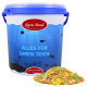 Ein blauer und weißer Eimer mit der Aufschrift "Lyra Pond" und dem Text "ALLES FÜR IHREN TEICH" steht neben einem bunten Haufen von Fischfutterflocken.