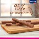 95% Extra Meat Hundeleckerlis, die auf einem Holzschneidebrett präsentiert werden, mit einem verschwommenen Fensterhintergrund und dem Vitakraft-Logo.