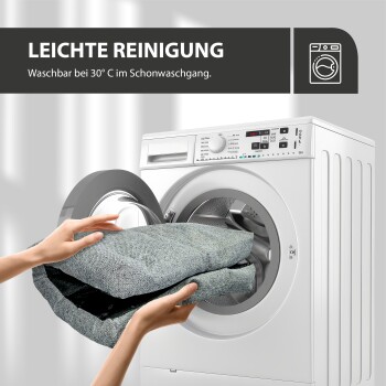 Eine Person, die ein graues Hundebett in eine Waschmaschine legt, mit dem Text darüber, der "LEICHTE REINIGUNG" und "Waschbar bei 30° C im Schonwaschgang" lautet.