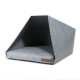 Grau dreieckiges Haustierbett mit einem weichen Kissen, das ein minimalistisches Design und ein kleines Lederetikett an der Seite aufweist.