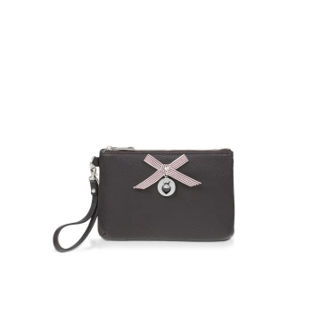 Schwarze Leder-Haustieraccessoire-Tasche mit einer rosa-weißen gestreiften Schleife und einem silbernen Charm, mit einem Handgelenkband.