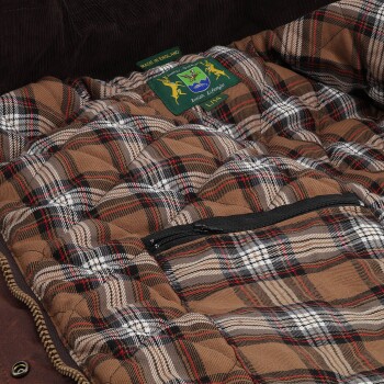 Braunes kariertes gesteppte Haustierbett mit Reißverschlusstasche und Etikett mit der Aufschrift „Made in England, British Lifestyle, L14“.