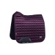 Ein tief lila, gestepptes Sattelpad mit schwarzem Lederbesatz, mit dem LeMieux-Logo und dem Text 'LeMieux x LOIRE.'