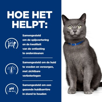 Een grijze kat met felgroene ogen zit rechtop, met een blauwe halsband. Tekst aan de linkerkant schetst voordelen voor de spijsvertering, huidverzorging en pH-balans.