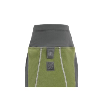 Eine grüne und graue Hundejacke aus Fleece, mit einem Logo-Patch, das "RUFFWEAR" liest, und reflektierenden Nähten.