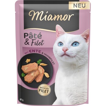 Miamor Pâté & Filet Katzenfutterbeutel mit weiß-blauäugiger Katze, Teller mit Pastete, sichtbare Texte 'NEU', 'REICH AN FILET', '85g'.