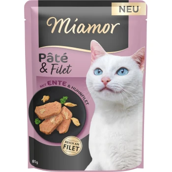 Miamor Pâté & Filet Katzenfutterbeutel mit weiß-blauäugiger Katze, Teller mit Pastete, sichtbare Texte 'NEU', 'REICH AN FILET', '85g'.