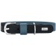 Blau-schwarzes Lederhalsband mit silberner Schnalle und D-Ring, blauer Naht und kleinem Metallanhänger mit der Aufschrift 'HUNTER'.