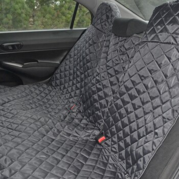 Ein schwarzer, gesteppten Haustiersitzbezug wird auf dem Rücksitz eines Autos angezeigt, um die Polsterung vor Tierhaaren und Schmutz zu schützen.