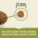 Gros plan sur une croquette brune de 15 mm à côté d'un bol de croquettes. Texte : "UN GOÛT DONT VOTRE ANIMAL AURA NATURELLEMENT ENVIE."