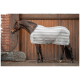 Ein braunes Pferd, das eine hellgraue gestreifte Decke trägt, steht neben einer Holztür, mit einem schwarzen Führstrick, der an seinem Halfter befestigt ist.