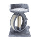 Grauer Katzenbaum mit einem plüschigen oberen Platz, einem Kratzbaum und hängenden Pompons zum Spielen.