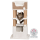 Eine flauschige braune Katze sitzt auf einem mehrstöckigen Katzenbaum mit einem gemütlichen Platz, Kratzpfosten und einem hängenden Spielzeug, plus einem Tierschutzabzeichen.