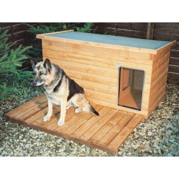 Ein Deutscher Schäferhund sitzt auf einer Holzplattform vor einem Holz-Hundehäuschen mit einem schrägen Dach und einem Eingang.