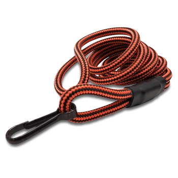 Orange-schwarze geflochtene Hundeleine mit schwarzem Plastikclip, auf weißem Hintergrund aufgerollt.