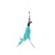 Jouet pour chat en plumes turquoise avec clochette argentée et clip noir suspendu par un fil transparent.