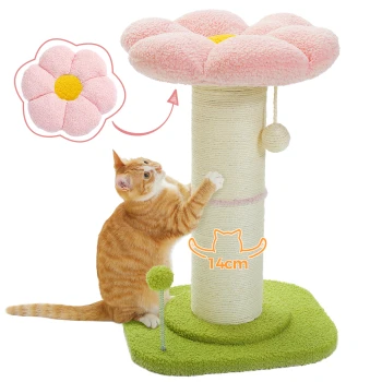 Eine verspielte orange getigerte Katze kratzt an einem hohen, blumenförmigen Katzenbaum mit einer rosa plüschigen Blütenoberseite und einer grünen Basis.
