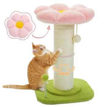 Eine verspielte orange getigerte Katze kratzt an einem hohen, blumenförmigen Katzenbaum mit einer rosa plüschigen Blütenoberseite und einer grünen Basis.